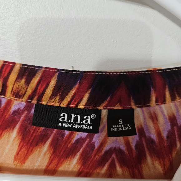 A.n.a v-neck multicolor blouse! 100% polyester - Picture 2 of 5